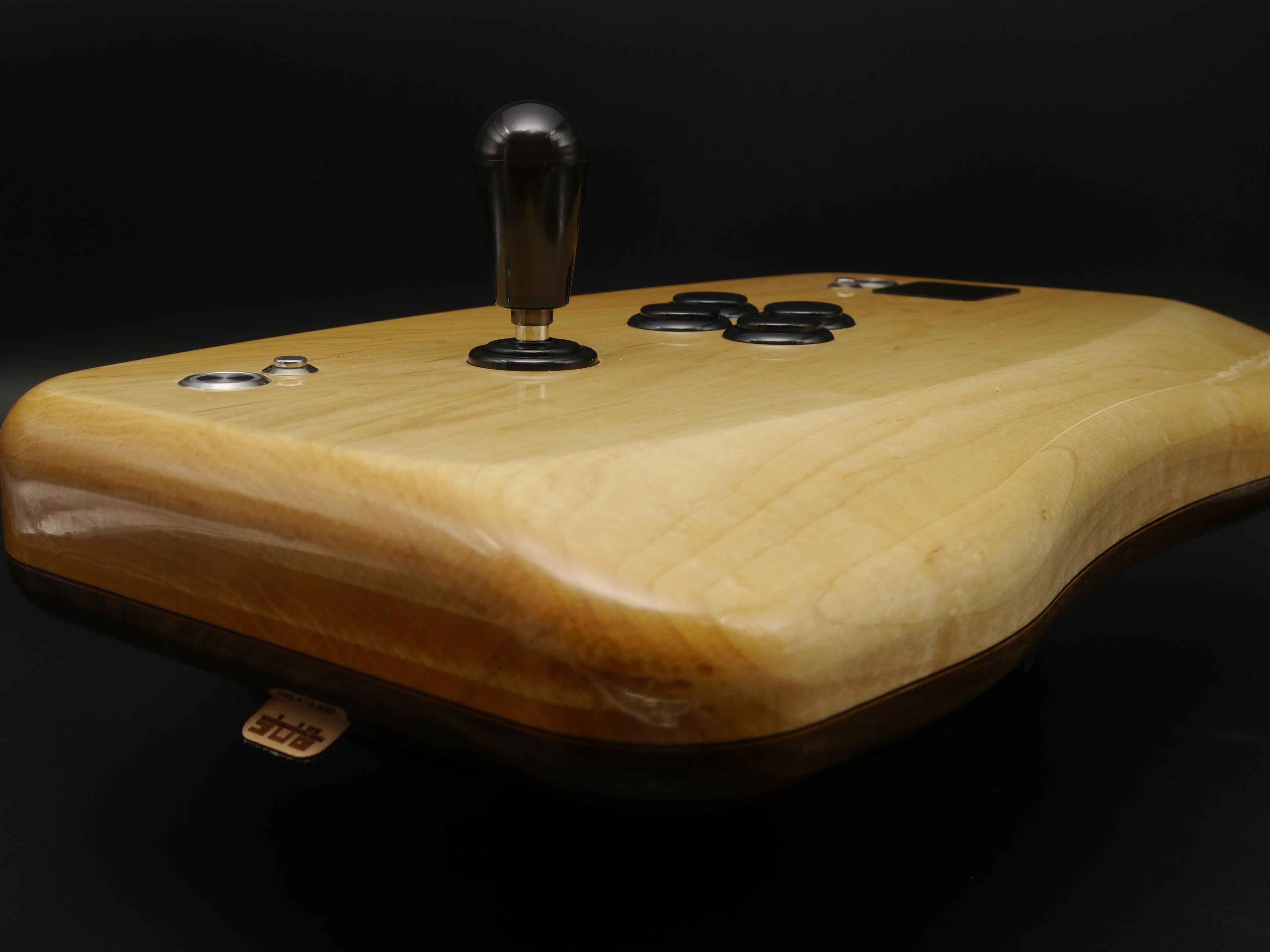 The magnetically attached bottom cover can easily be removed by pulling the genuine leather tab.